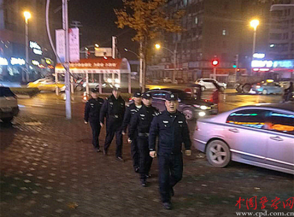 民警在街头巡逻开展交通整治 通讯员 杨娇 摄