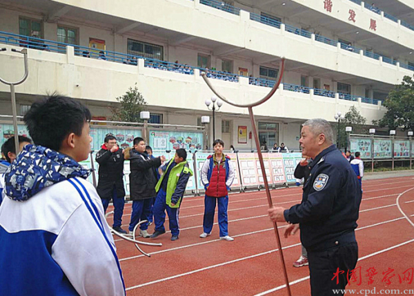 民警详细向安保、师生讲解警械的使用方法 通讯员 姜兰 摄