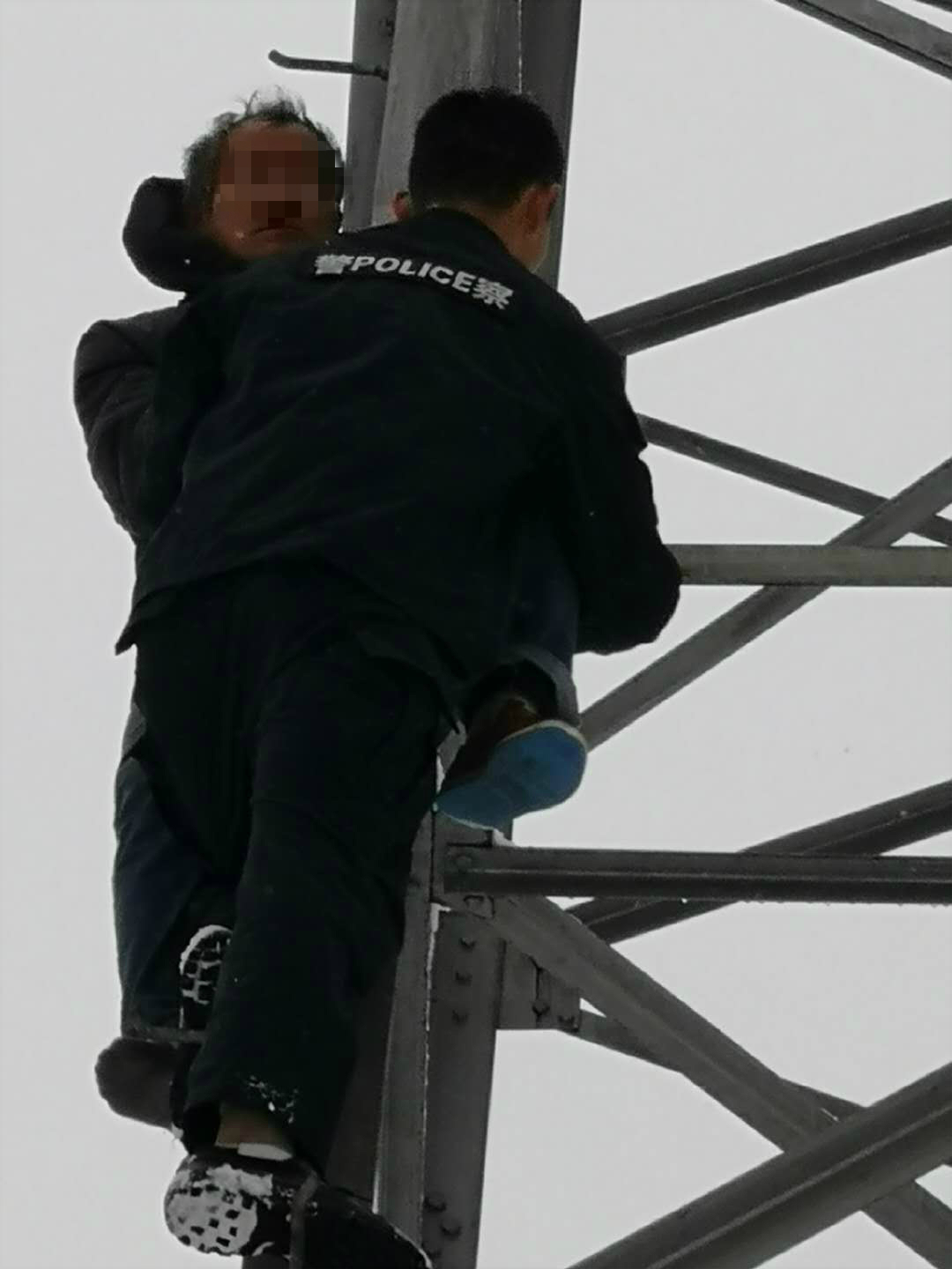 男子雪天爬电塔被冻僵 大冶公安消防携手救援