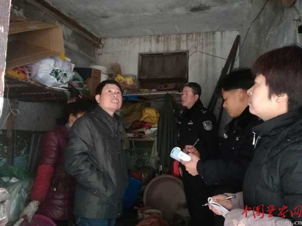 民警查看存在乱接电线的房屋-通讯员-刘芳-摄