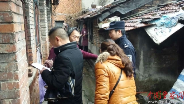 民警在老旧小区进行走访排查 通讯员 刘芳 摄