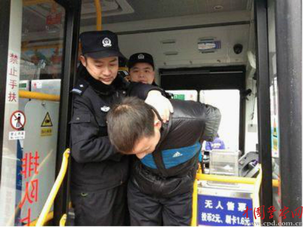 民警将“医闹人员”带离公交车 通讯员 李丹 摄