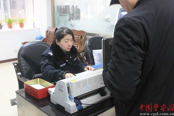 节后办证群众络绎不绝 黄石出入境民警贴心服