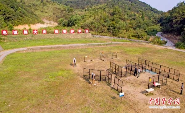 手枪实战应用射击比武现场--通讯员-吴刚-摄 手枪实战应用射击比武现场--通讯员-吴刚-摄