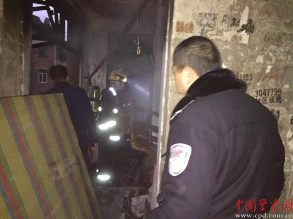 民警协助消防队员进屋灭火 通讯员 刘芳摄