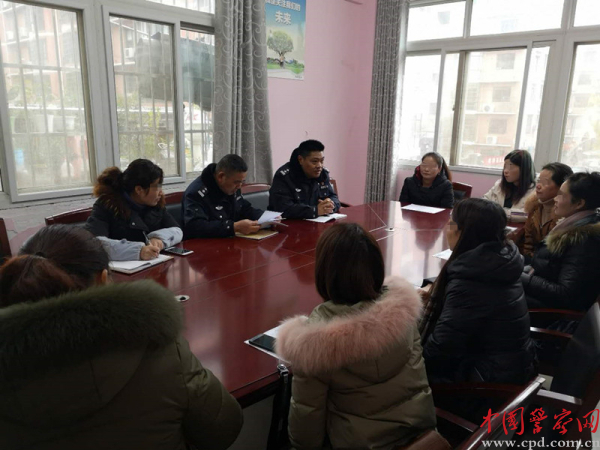 民警在社区给居民上安全课 通讯员 刘春燕 摄