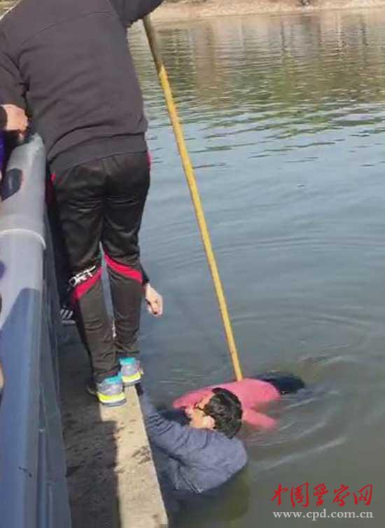 寒冬日,"旱鸭子"民警曹勇不顾危险下水救起溺水女子