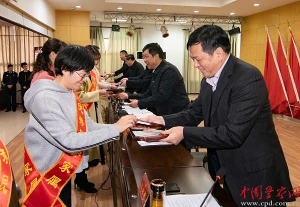 曹洪涛之妻江丽萍作为大冶市公安局2018年度优秀民警家属受到表彰