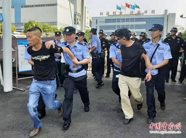 “暴徒”被带离 通讯员 余立 摄