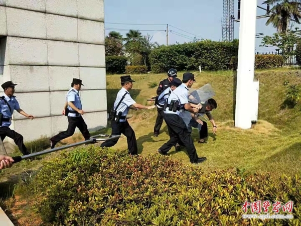 民警将“暴徒”制服 通讯员 余立 摄