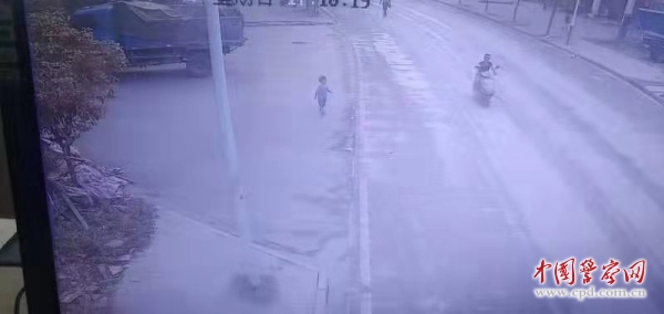 孩子独自在街上行走