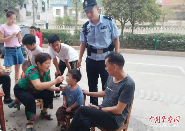 热心群众照顾孩子
