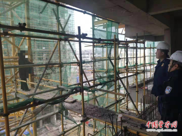 民警现场劝说